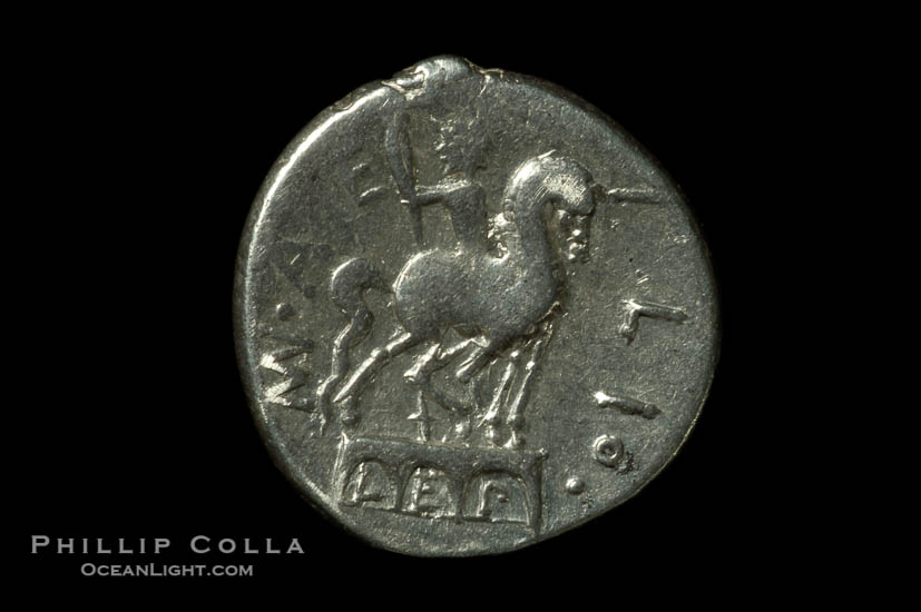 Ancient Roman coin, minted by Man. Aemilius Lepidus (114/113 B.C.), (silver, denom/type: Denarius) (Denarius Cr-291/1, Syd 554, Aelimia 7. Obverse: head Roma, right. Reverse: Equestrian statue on triumphal arch, MN AEMILIO around, LEP between arches)., natural history stock photograph, photo id 06503