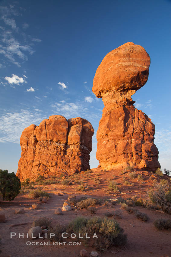Balanced Rock, a narrow sandstone tower, appears poised to topple. Arches National Park, Utah, USA, natural history stock photograph, photo id 27838