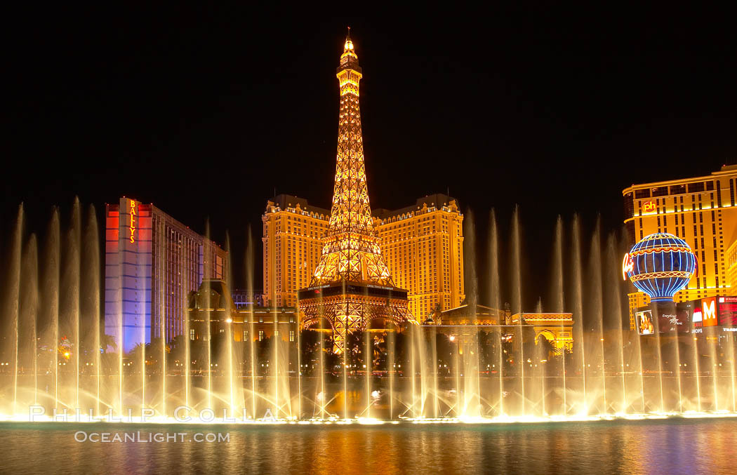 Las Vegas And A Fountain At Night Las Vegas Hotel And The Eiffel