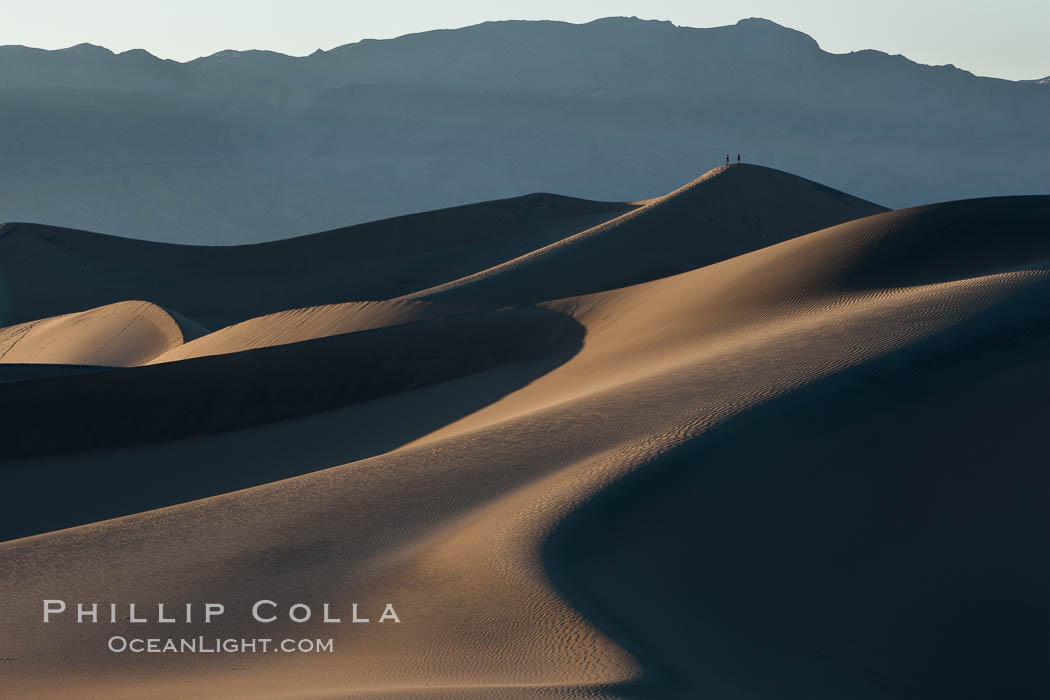 Tiny hikers atop Sand Dunes in Death Valley National Park, California.  Near Stovepipe Wells lies a region of sand dunes, some of them hundreds of feet tall. USA, natural history stock photograph, photo id 15577