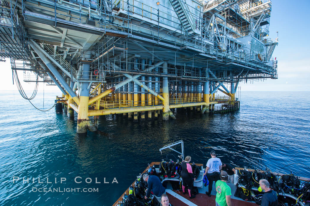 Scuba Divers at Oil Rig Eureka, 8.5 miles off Long Beach, California, lies in 720' of water. USA, natural history stock photograph, photo id 31089