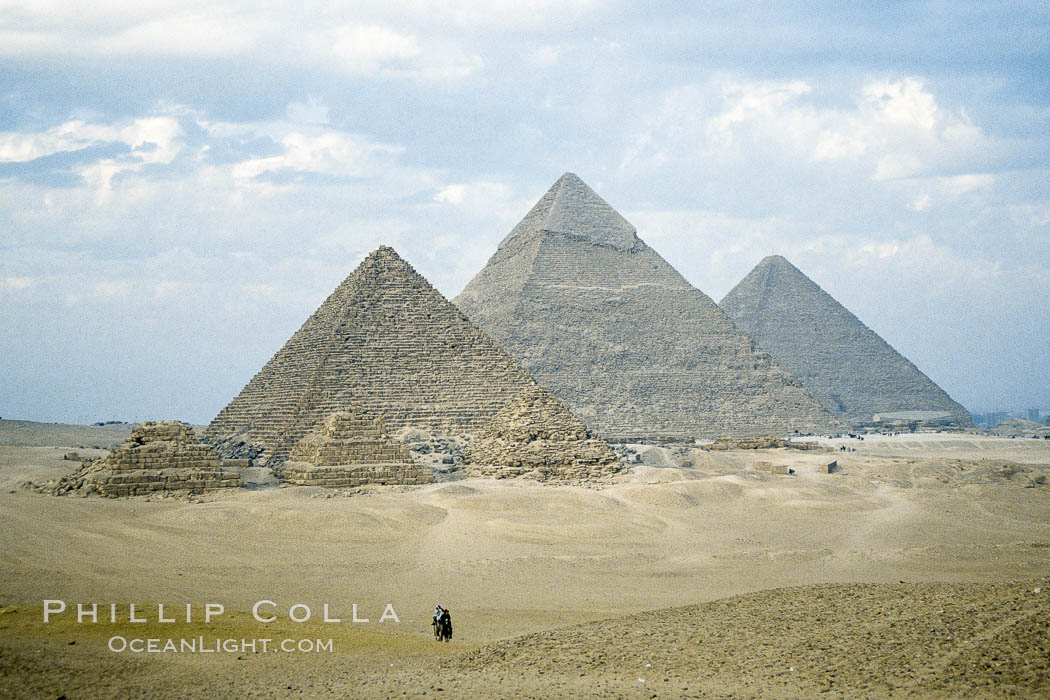 Great pyramids, Giza, Egypt.  Pyramids of Queens, Pyramid of Menkaure, Pyramid of Khafre, Pyramid of Khufu (left to right, front to back)., natural history stock photograph, photo id 02573
