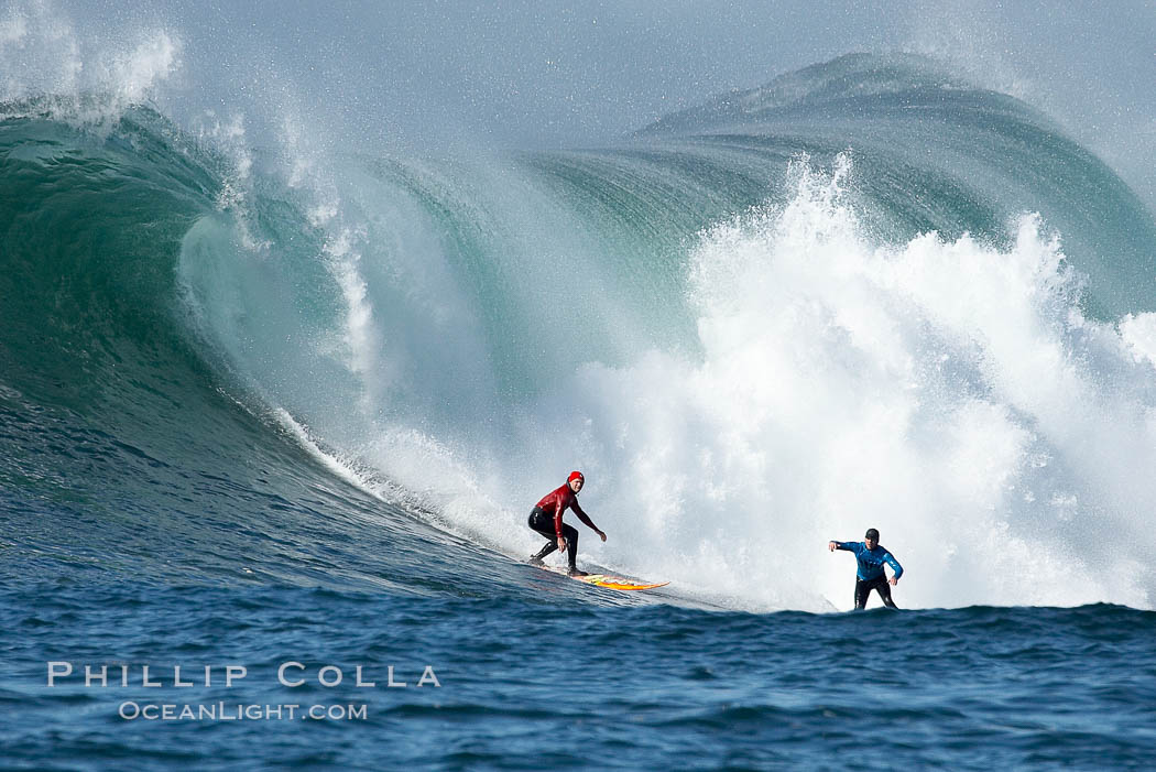 Tyler Smith (red) and Matt Ambrose (blue), final round, Mavericks surf contest, February 7, 2006. Half Moon Bay, California, USA, natural history stock photograph, photo id 15325