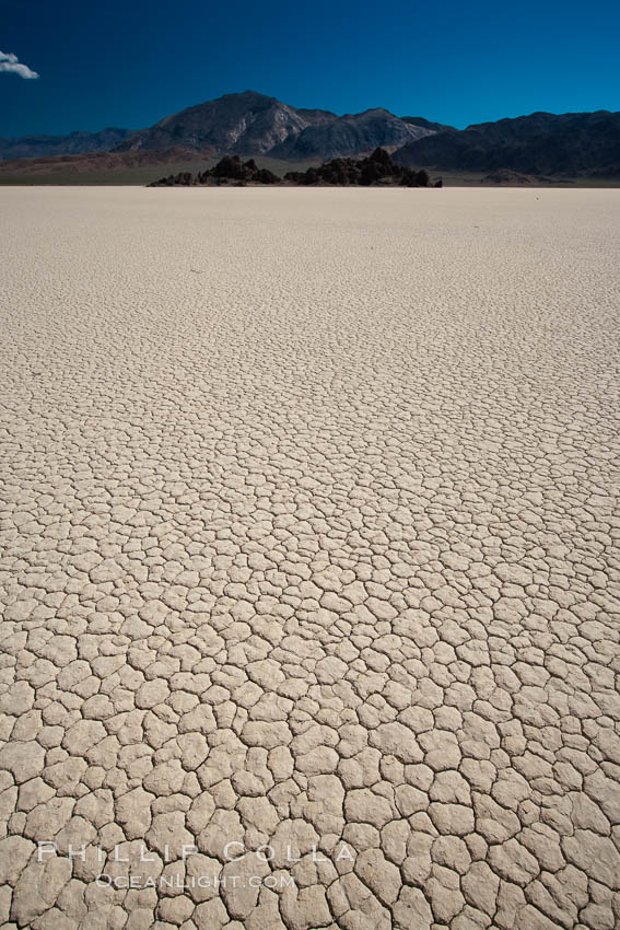 Racetrack Playa, an ancient lake now dried and covered with dessicated mud. Death Valley National Park, California, USA, natural history stock photograph, photo id 25316