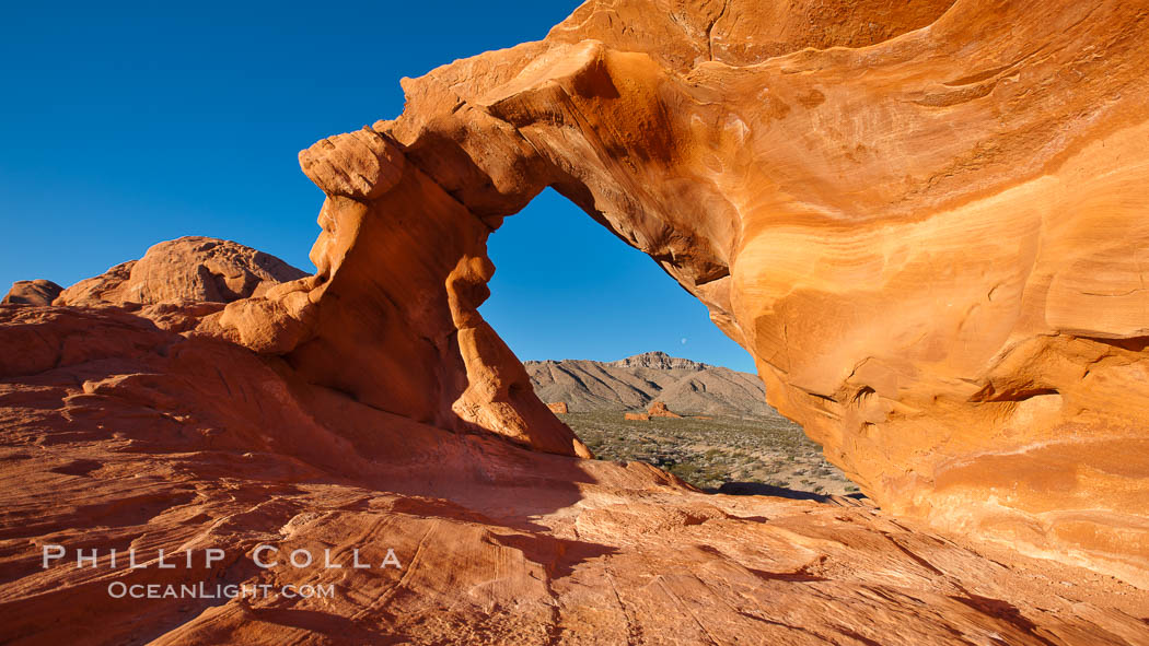 Natural arch formed in sandstone. Valley of Fire State Park, Nevada, USA, natural history stock photograph, photo id 26512