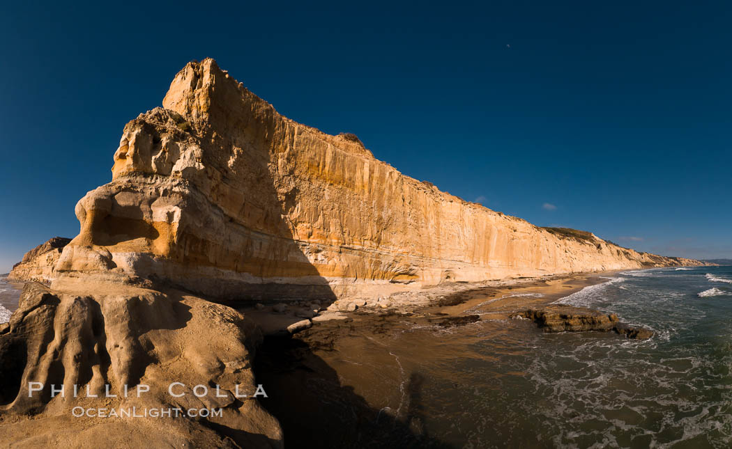 Torrey Pines bluffs, sea cliffs that rise above the Pacific Ocean, extending south towards Black's Beach and La Jolla. Torrey Pines State Reserve, San Diego, California, USA, natural history stock photograph, photo id 26789