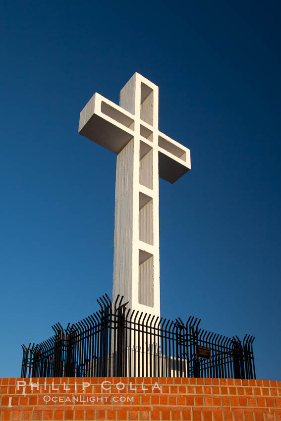 The Mount Soledad Cross, a landmark in La Jolla, California. The Mount Soledad Cross is a 29-foot-tall cross erected in 1954., natural history stock photograph, photo id 26551