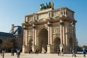 Arc de Triomphe du Carrousel. The Arc de Triomphe du Carrousel is a triumphal arch in Paris, located in the Place du Carrousel on the site of the former Tuileries Palace. It was built between 1806 and 1808 to commemorate Napoleon's military victories of the previous year