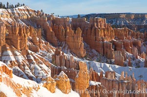 Bryce Canyon hoodoos line all sides of the Bryce Amphitheatre, Bryce Canyon National Park, Utah