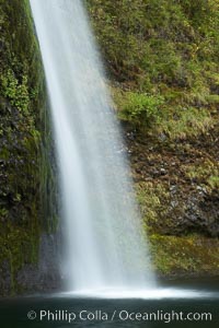 Horsetail Falls drops 176 feet just a few yards off the Columbia Gorge Scenic Highway, Columbia River Gorge National Scenic Area, Oregon