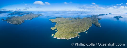 Hurst Island, Balaklava Island (left) and Gods Pocket Provincial Park, aerial photo, Vancouver Island, British Columbia, Canada