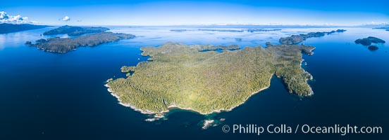 Hurst Island, Balaklava Island (left) and Gods Pocket Provincial Park, aerial photo, Vancouver Island, British Columbia, Canada