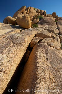 Joints and bolders in the rock formations of Joshua Tree National Park.