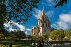 Les Invalides, officially known as L'Hotel national des Invalides (The National Residence of the Invalids), is a complex of buildings in the 7th arrondissement of Paris, France, containing museums and monuments, all relating to the military history of France, as well as a hospital and a retirement home for war veterans, the building's original purpose.