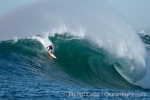 Anthony Tashnick (2005 Mavericks champion), Mavericks, freesurfing during the break before the final round, February 7, 2006, Half Moon Bay, California