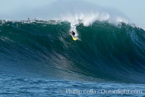 Carlos Burle, Mavericks, wipeout (sequence) during the freesurf break before the final round, February 7, 2006, Half Moon Bay, California