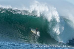 Carlos Burle, Mavericks, wipeout (sequence) during the freesurf break before the final round, February 7, 2006, Half Moon Bay, California