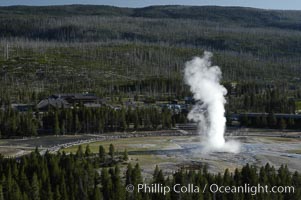 Old Faithful geyser at peak eruption, crowd viewing and Old Faithful Lodge, viewed from Lookout Point, Upper Geyser Basin, Yellowstone National Park, Wyoming