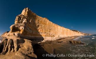 Torrey Pines bluffs, sea cliffs that rise above the Pacific Ocean, extending south towards Black's Beach and La Jolla, Torrey Pines State Reserve, San Diego, California