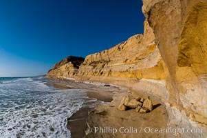 Torrey Pines bluffs, sea cliffs that rise above the Pacific Ocean, extending north towards Del Mar, Torrey Pines State Reserve, San Diego, California