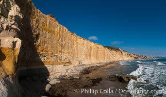 Torrey Pines bluffs, sea cliffs that rise above the Pacific Ocean, extending south towards Black's Beach and La Jolla, Torrey Pines State Reserve, San Diego, California