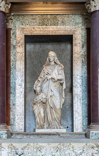 Statuse in the Pantheon, Rome