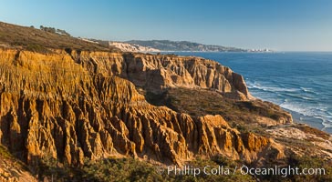 Torrey Pines Cliffs and Pacific Ocean, Razor Point view to La Jolla, San Diego, California, Torrey Pines State Reserve