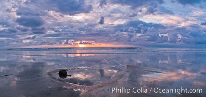 Beautiful sunset on Torrey Pines State Beach, Torrey Pines State Reserve, San Diego, California