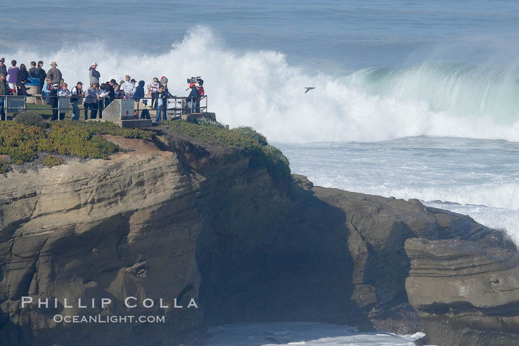 People watch giant surf breaking at Boomers / Alligator Head near La Jolla Cove.  Giant surf and big waves nail Southern California, December 21, 2005., natural history stock photograph, photo id 14823