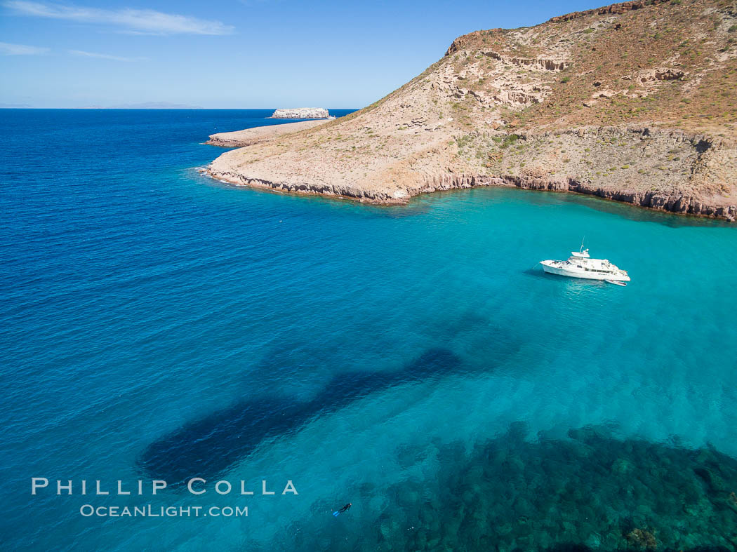 Boat Ambar and School of Fish, Ensenada el Embudo, Isla Partida, aerial photo. Baja California, Mexico, natural history stock photograph, photo id 32444