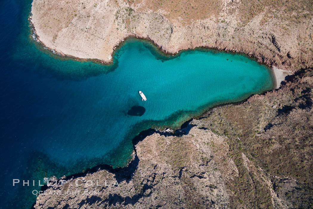 Boat Ambar and School of Fish, Ensenada el Embudo, Isla Partida, aerial photo. Baja California, Mexico, natural history stock photograph, photo id 32447