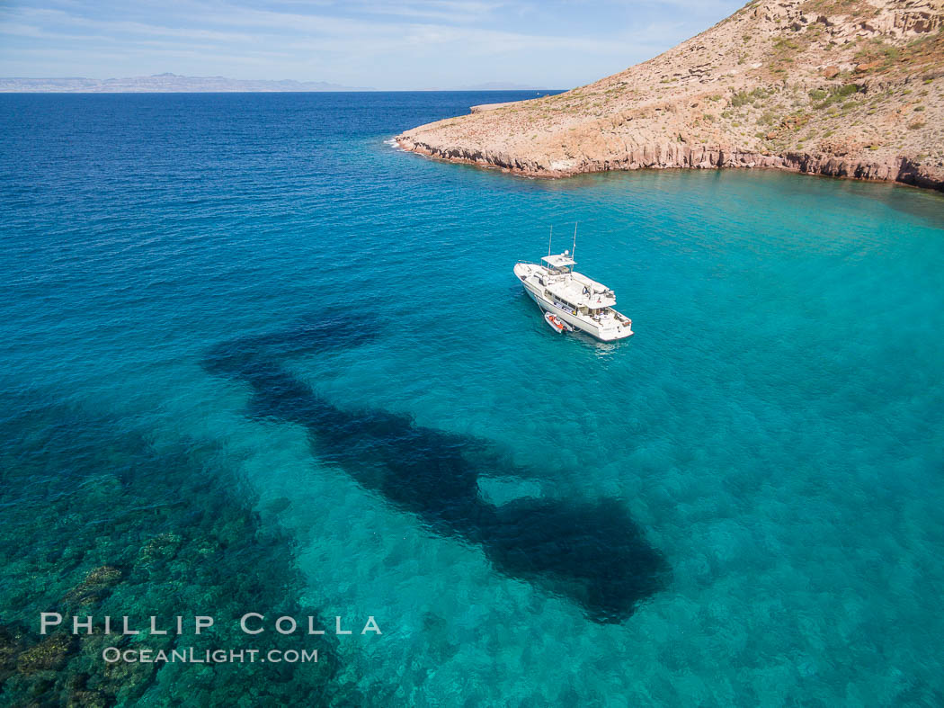 Boat Ambar and School of Fish, Ensenada el Embudo, Isla Partida, aerial photo. Baja California, Mexico, natural history stock photograph, photo id 32457