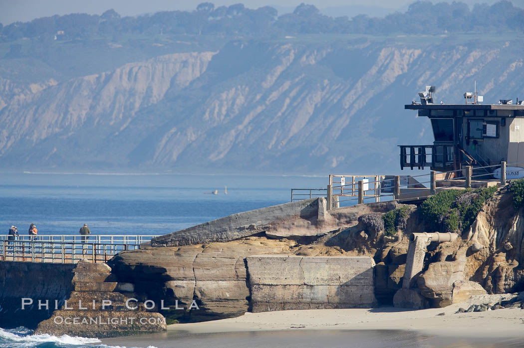Children's Pool lifeguard tower and sea wall with tourists, Torrey Pines golf course and Black's Beach in the distance. La Jolla, California, USA, natural history stock photograph, photo id 20274