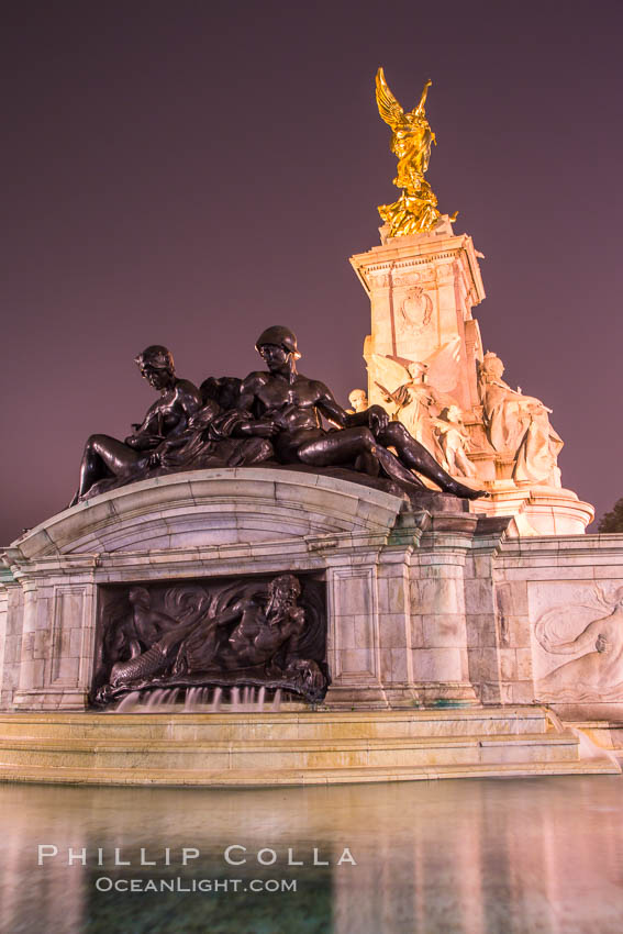 Fountain near Buckingham Palace. London, United Kingdom, natural history stock photograph, photo id 28280