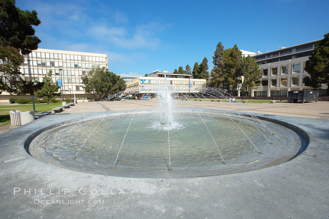 Fountain in Revelle Plaza, Revelle College, University of California San Diego, UCSD., natural history stock photograph, photo id 21218