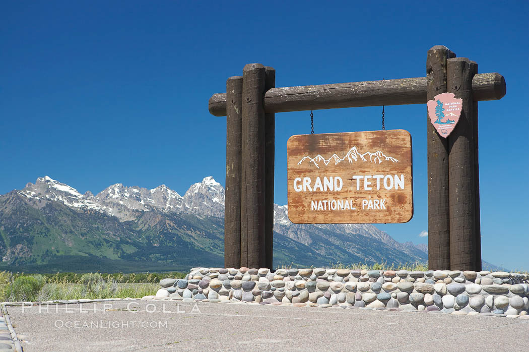 Sign at the south entrance to Grand Teton National Park. Wyoming, USA, natural history stock photograph, photo id 13013