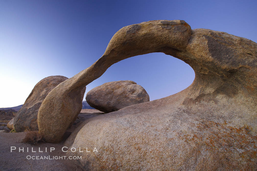 Moebius Arch, a natural rock arch found amid the spectacular granite and metamorphose stone formations of the Alabama Hills, near the eastern Sierra town of Lone Pine. Alabama Hills Recreational Area, California, USA, natural history stock photograph, photo id 21746