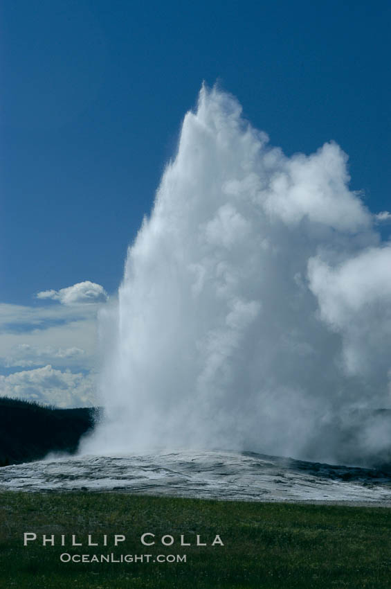 Old Faithful geyser at peak eruption. Upper Geyser Basin, Yellowstone National Park, Wyoming, USA, natural history stock photograph, photo id 07188