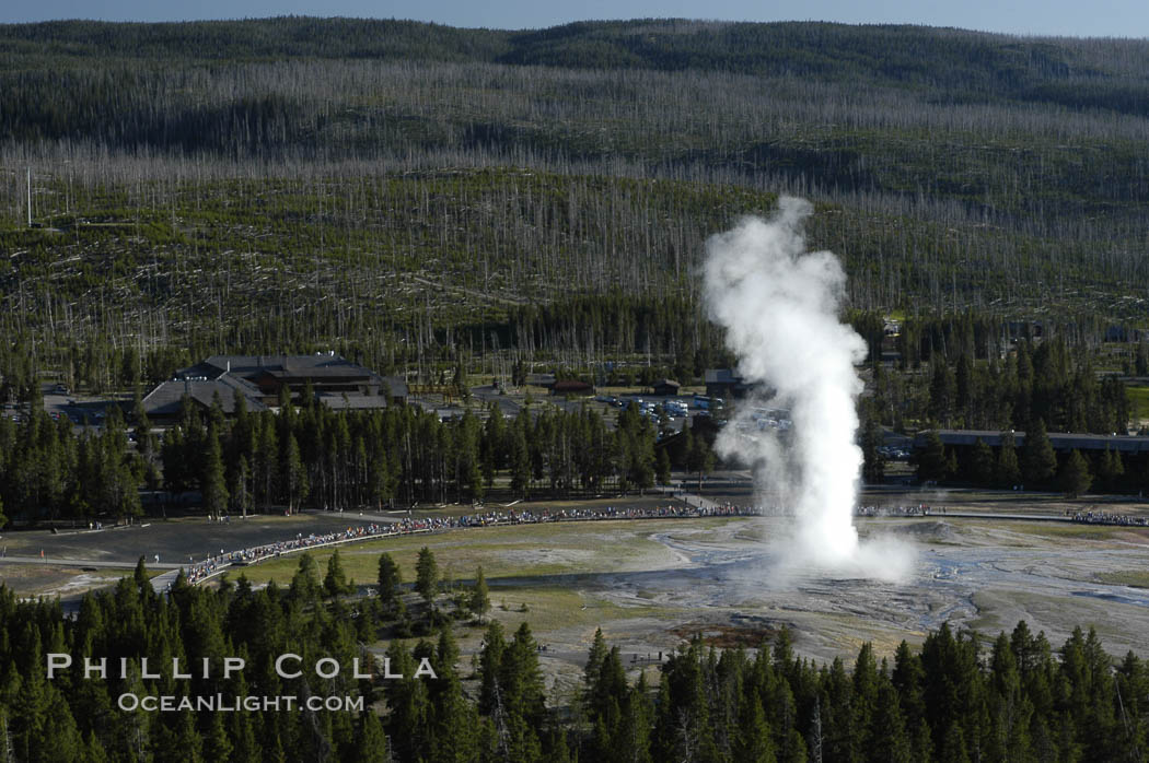 Old Faithful geyser at peak eruption, crowd viewing and Old Faithful Lodge, viewed from Lookout Point. Upper Geyser Basin, Yellowstone National Park, Wyoming, USA, natural history stock photograph, photo id 07185