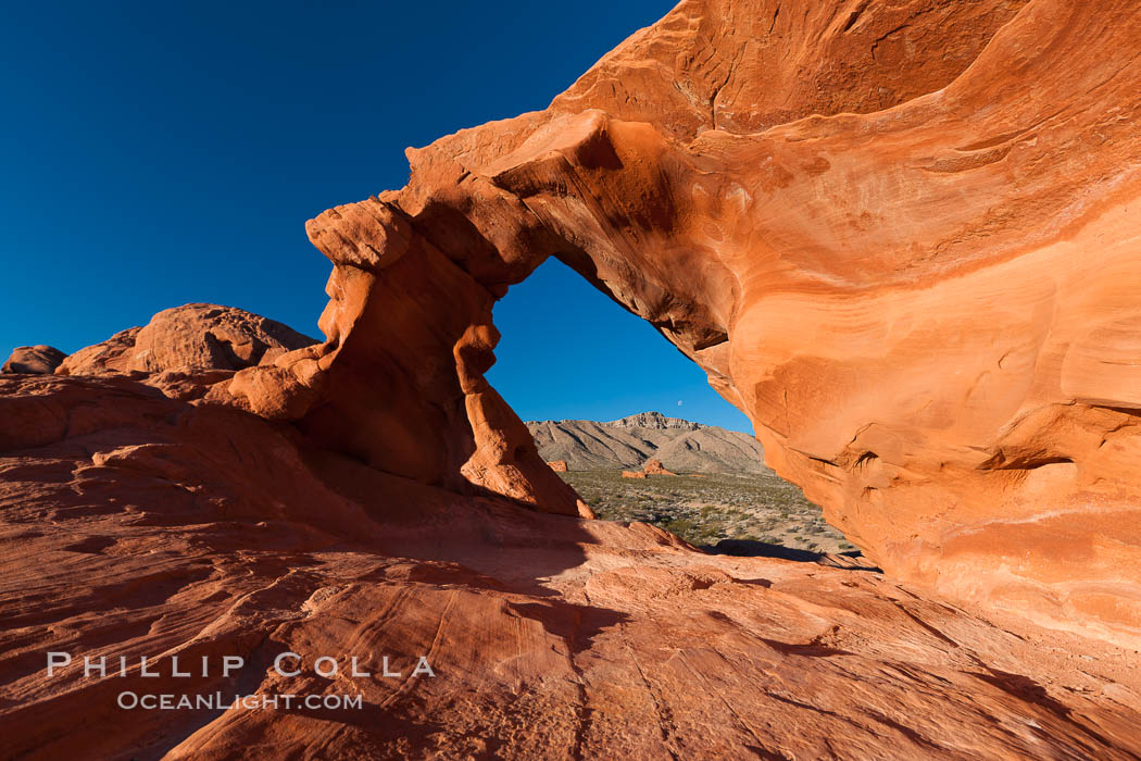 Natural arch formed in sandstone. Valley of Fire State Park, Nevada, USA, natural history stock photograph, photo id 26518