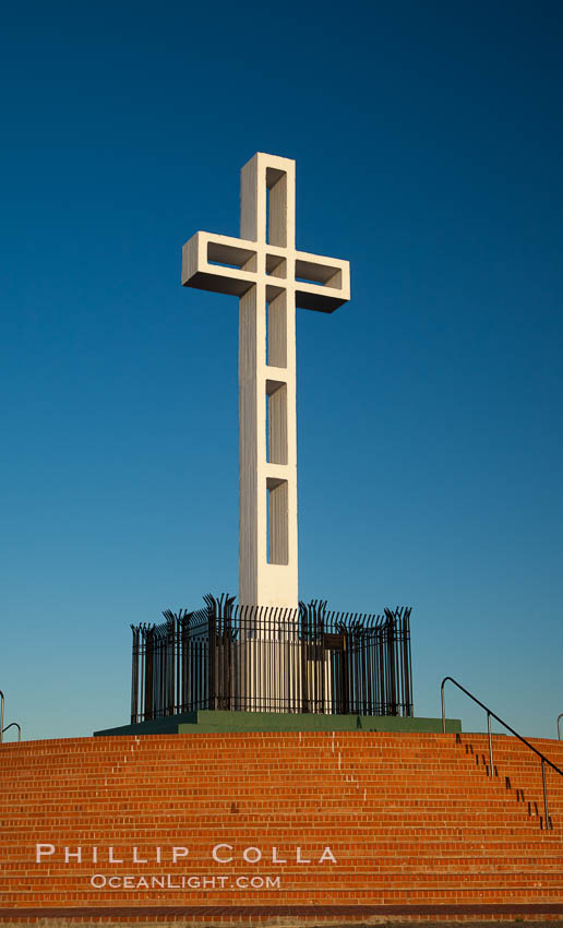 The Mount Soledad Cross, a landmark in La Jolla, California. The Mount Soledad Cross is a 29-foot-tall cross erected in 1954. USA, natural history stock photograph, photo id 26546