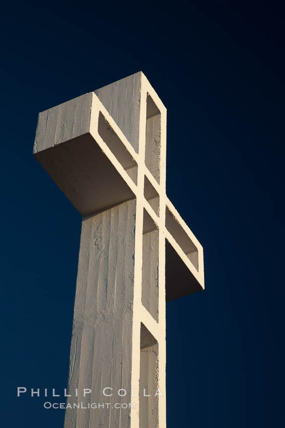 The Mount Soledad Cross, a landmark in La Jolla, California. The Mount Soledad Cross is a 29-foot-tall cross erected in 1954. USA, natural history stock photograph, photo id 26550