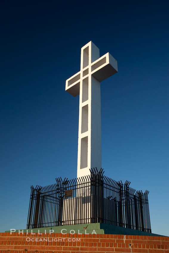 The Mount Soledad Cross, a landmark in La Jolla, California. The Mount Soledad Cross is a 29-foot-tall cross erected in 1954. USA, natural history stock photograph, photo id 26548