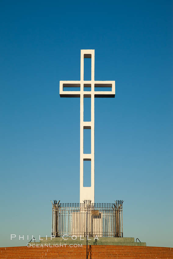 The Mount Soledad Cross, a landmark in La Jolla, California. The Mount Soledad Cross is a 29-foot-tall cross erected in 1954. USA, natural history stock photograph, photo id 26552