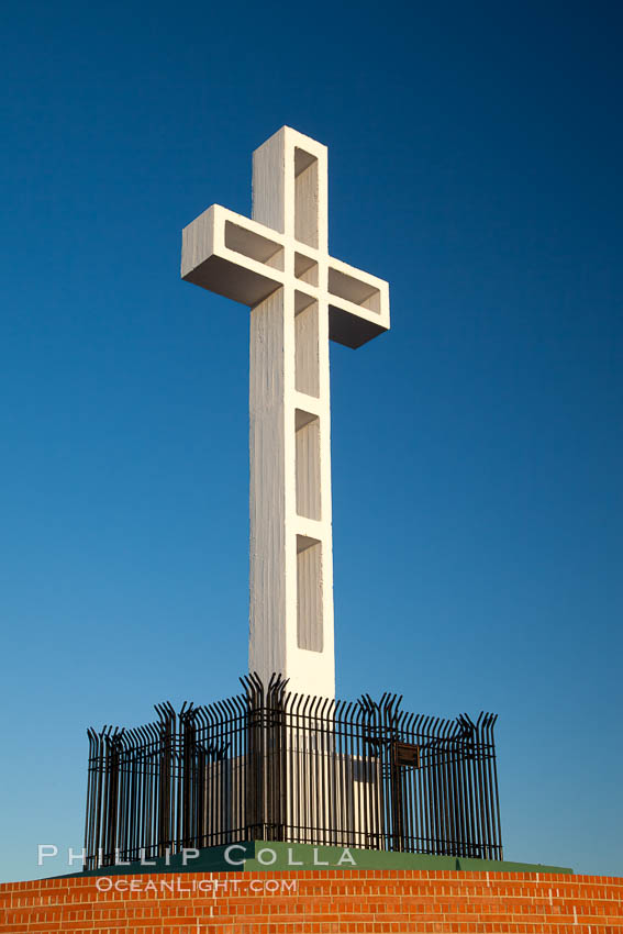 The Mount Soledad Cross, a landmark in La Jolla, California. The Mount Soledad Cross is a 29-foot-tall cross erected in 1954. USA, natural history stock photograph, photo id 26547