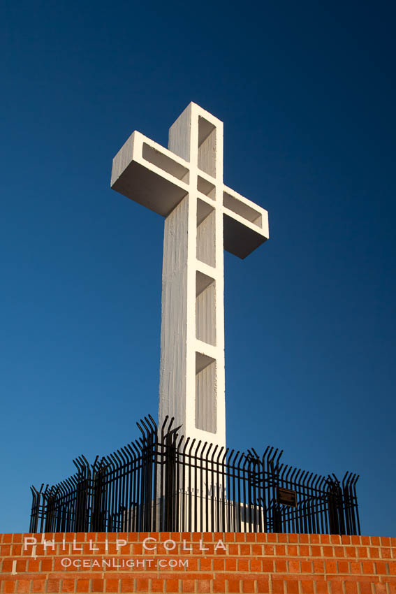 The Mount Soledad Cross, a landmark in La Jolla, California. The Mount Soledad Cross is a 29-foot-tall cross erected in 1954. USA, natural history stock photograph, photo id 26551