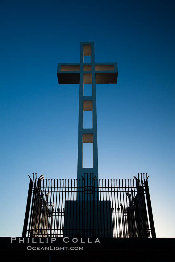 The Mount Soledad Cross, a landmark in La Jolla, California. The Mount Soledad Cross is a 29-foot-tall cross erected in 1954. USA, natural history stock photograph, photo id 26549