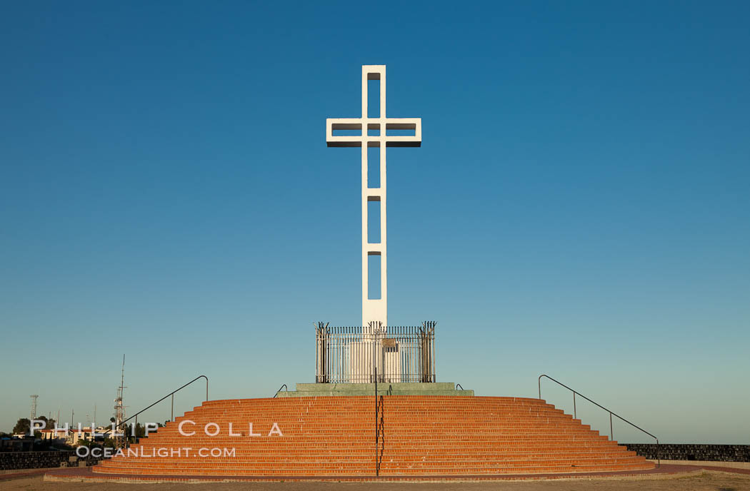 The Mount Soledad Cross, a landmark in La Jolla, California. The Mount Soledad Cross is a 29-foot-tall cross erected in 1954. USA, natural history stock photograph, photo id 26553