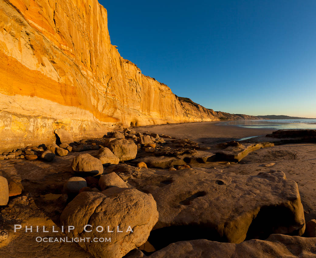 Torrey Pines State Beach, sandstone cliffs rise above the beach at Torrey Pines State Reserve. San Diego, California, USA, natural history stock photograph, photo id 27250