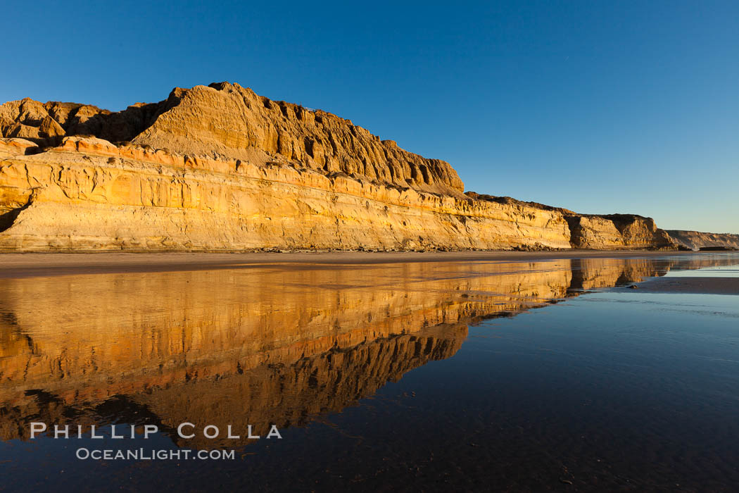 Torrey Pines State Beach, sandstone cliffs rise above the beach at Torrey Pines State Reserve. San Diego, California, USA, natural history stock photograph, photo id 27251
